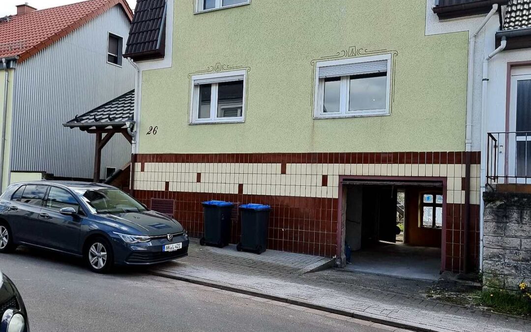 Freistehendes 1 Familienhaus mit großer Garage und viel grün  