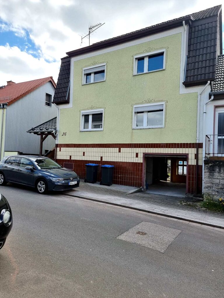 Freistehendes 1 Familienhaus mit großer Garage und viel grün  