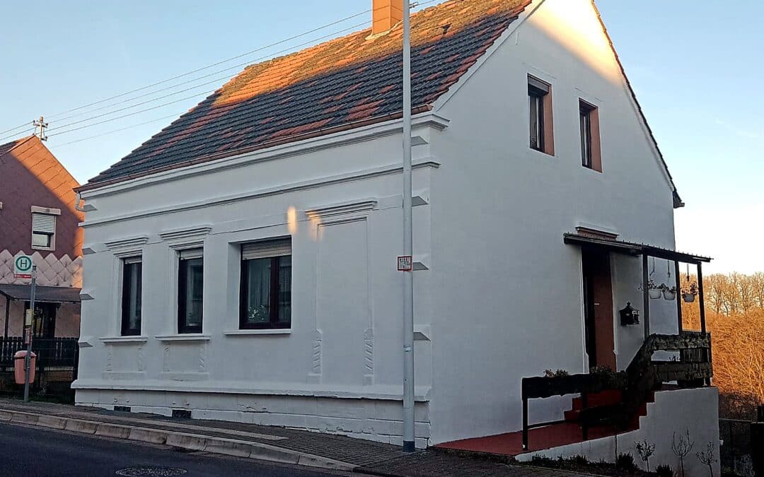 Freistehendes 1 Familienhaus mit großer Garage und viel grün  