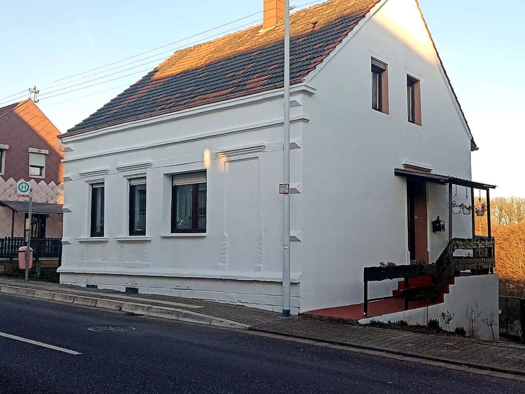 Freistehendes 1 Familienhaus mit großer Garage und viel grün  